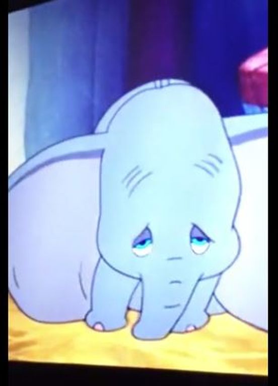 Η 3χρονη βλέπει την ταινία Dumbo για πρώτη φορά και ξεσπά σε κλάματα - Δείτε το βίντεο