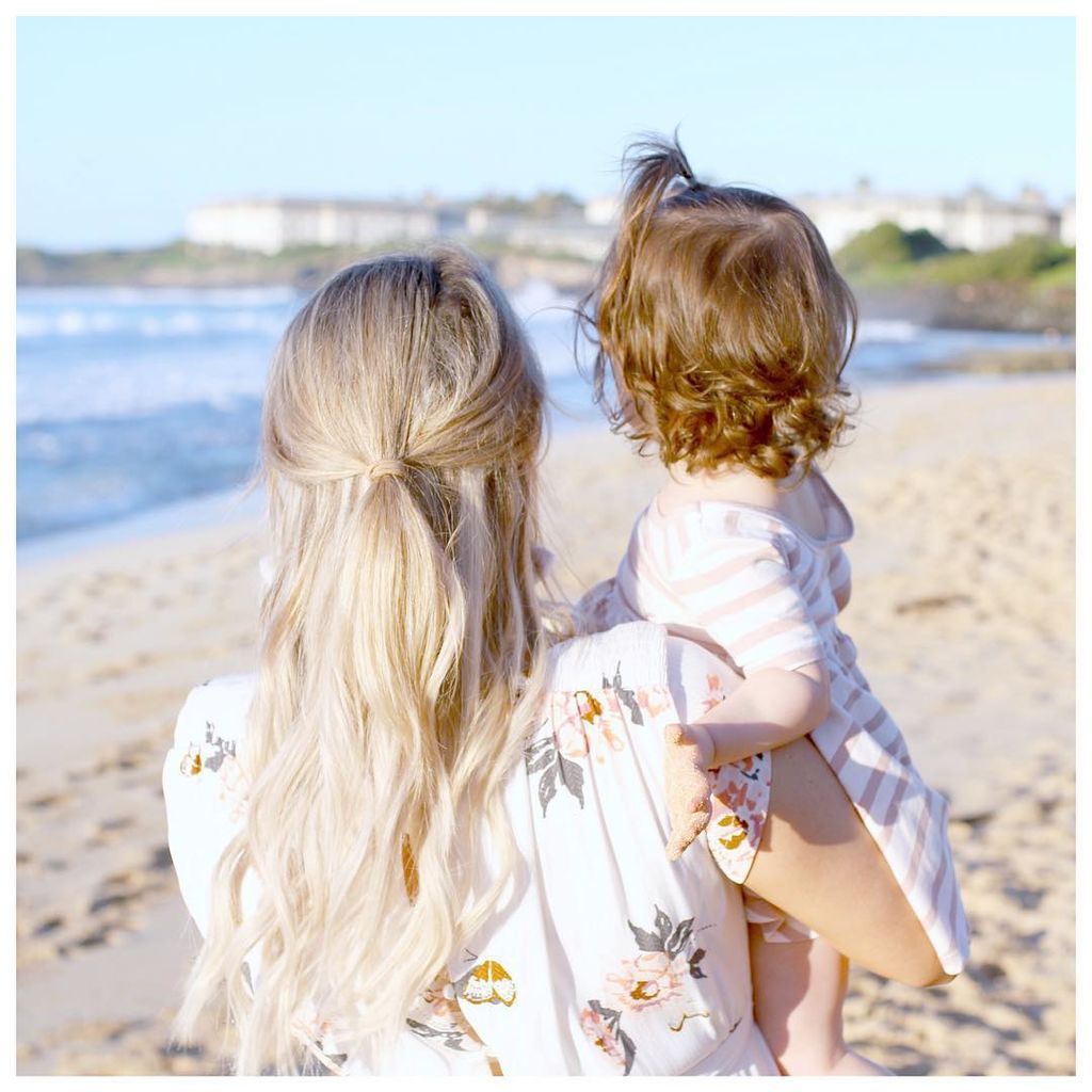 Με φουσκωμένη κοιλίτσα και πολύχρωμο μπικίνι έκανε την εμφάνισή της στην παραλία