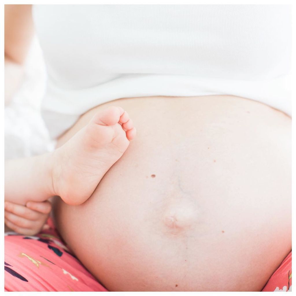 Με φουσκωμένη κοιλίτσα και πολύχρωμο μπικίνι έκανε την εμφάνισή της στην παραλία