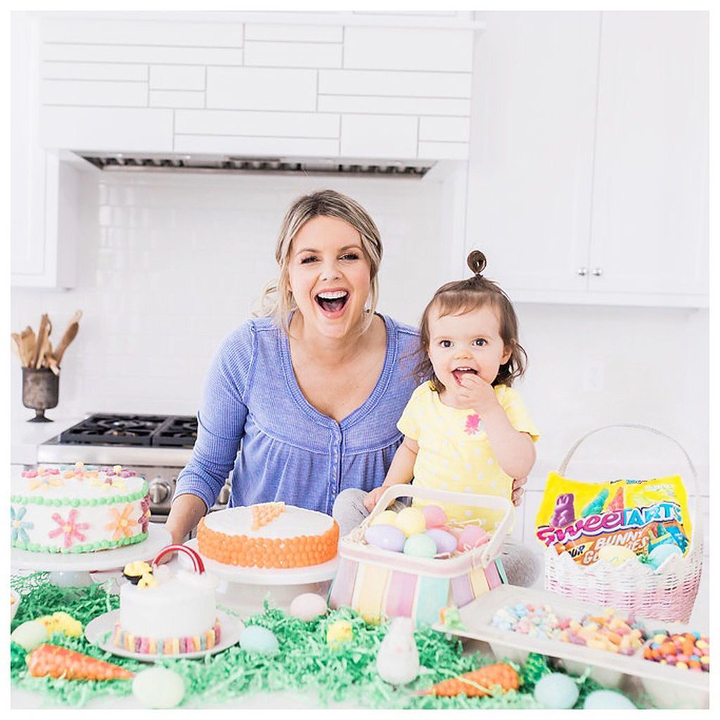 Με φουσκωμένη κοιλίτσα και πολύχρωμο μπικίνι έκανε την εμφάνισή της στην παραλία