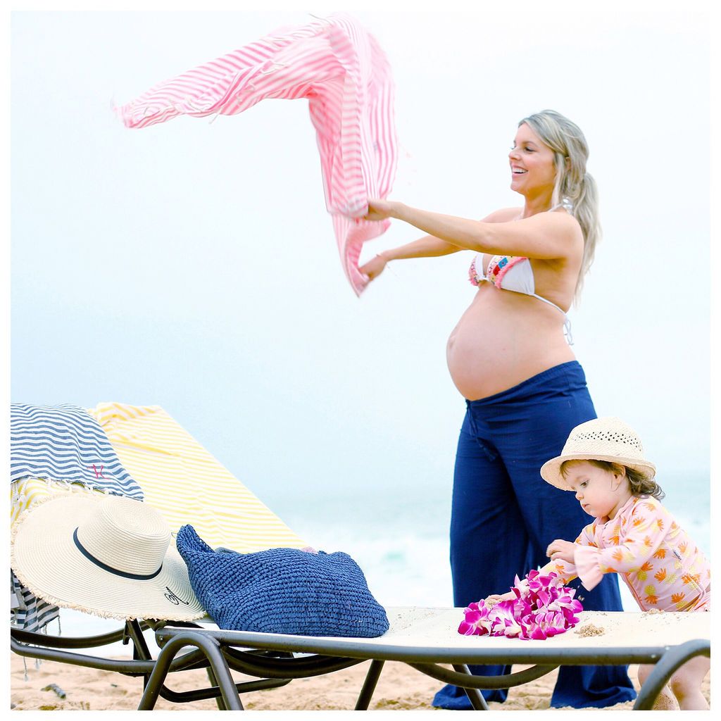 Με φουσκωμένη κοιλίτσα και πολύχρωμο μπικίνι έκανε την εμφάνισή της στην παραλία