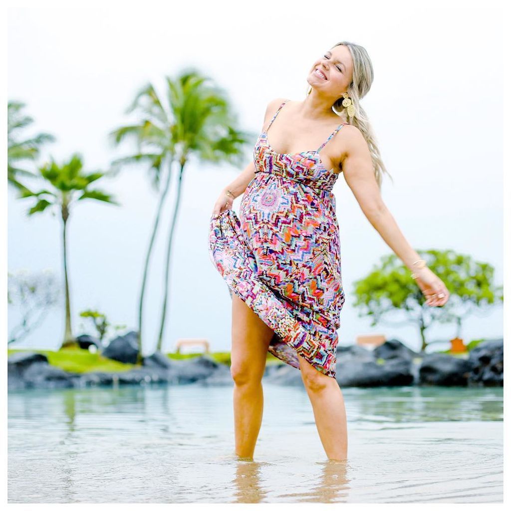 Με φουσκωμένη κοιλίτσα και πολύχρωμο μπικίνι έκανε την εμφάνισή της στην παραλία