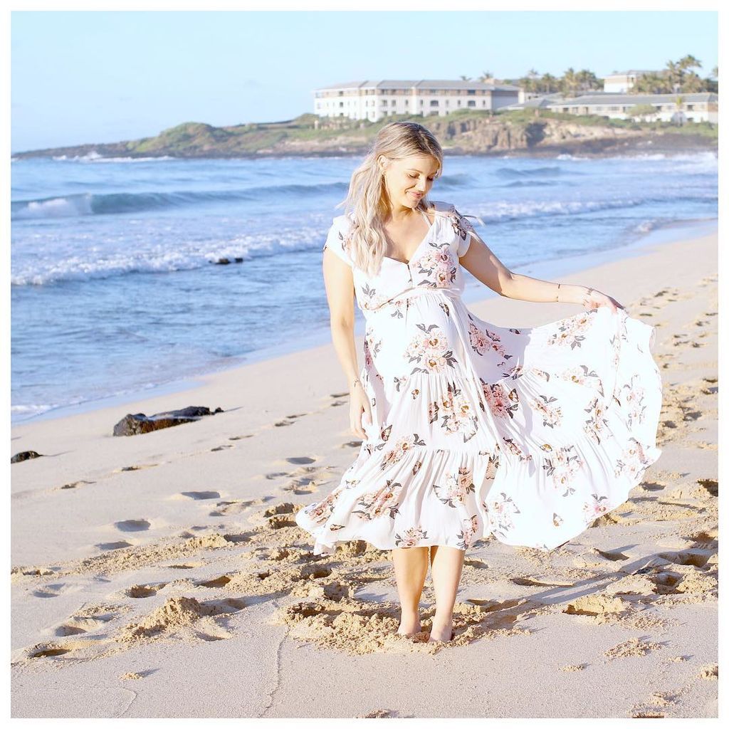 Με φουσκωμένη κοιλίτσα και πολύχρωμο μπικίνι έκανε την εμφάνισή της στην παραλία