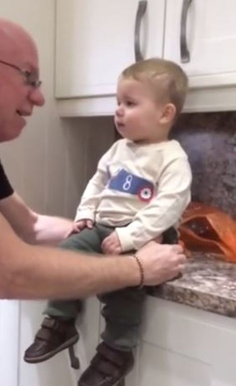 Δείτε πώς καταφέρνει ένας παππούς να κάνει το εγγόνι του να ξεκαρδιστεί στα γέλια (vid)