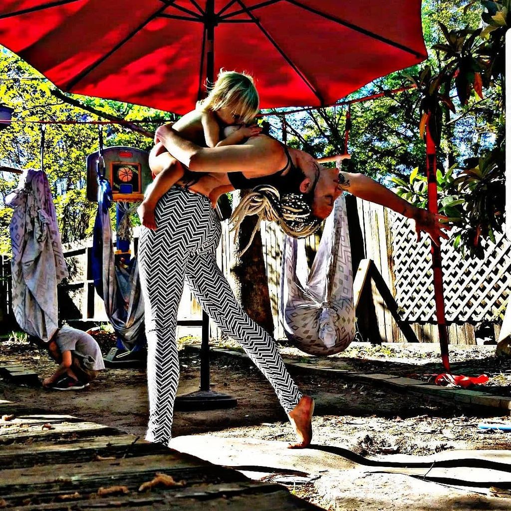 Μαμά τρελαίνει το διαδίκτυο: Κάνει γιόγκα και θηλάζει ταυτόχρονα