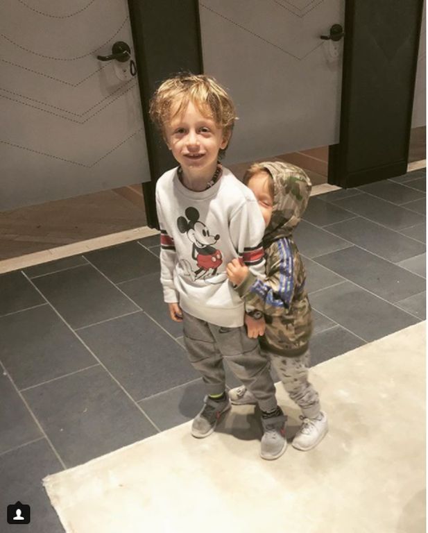 Σοφία Καρβέλα: Η απίθανη φωτογραφία των δύο γιων της (pics)