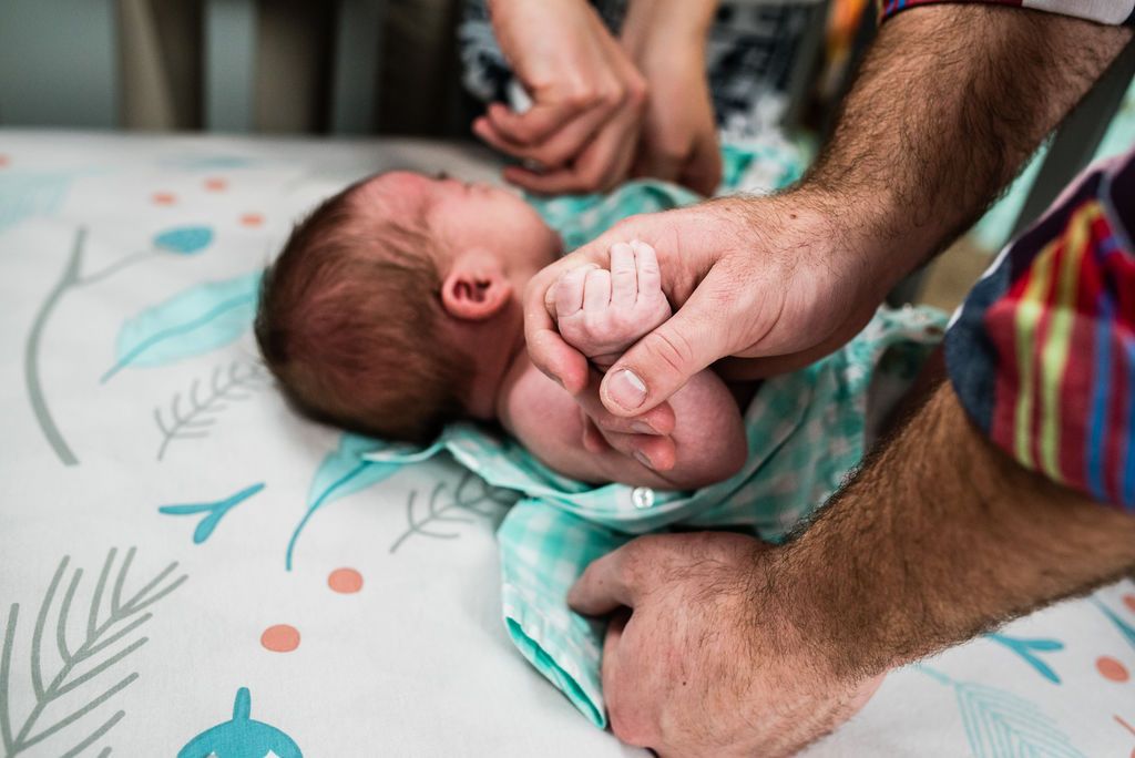 Οι πρώτες ημέρες με το μωρό στο σπίτι μέσα από 25 ρεαλιστικές φωτογραφίες