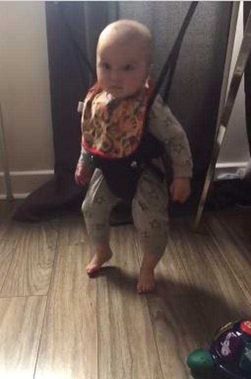 Κουρασμένο μωρό κοιμάται ενώ παίζει - Δείτε το βίντεο που δημοσίευσαν οι γονείς του (vid)