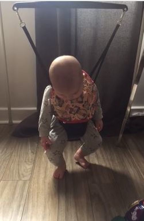 Κουρασμένο μωρό κοιμάται ενώ παίζει - Δείτε το βίντεο που δημοσίευσαν οι γονείς του (vid)