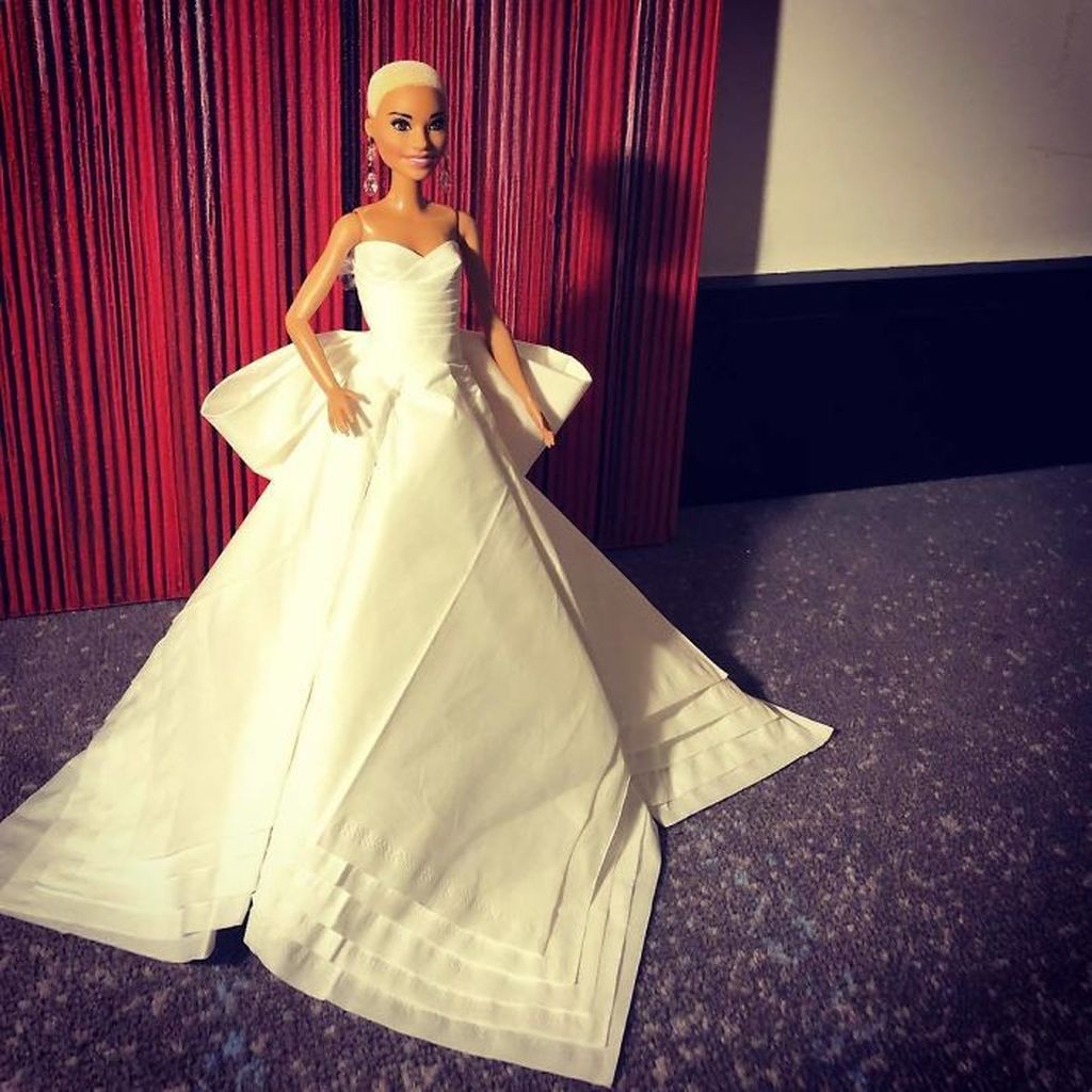 Ντύνει τις κούκλες Barbie με τα πιο όμορφα φουστάνια που έχετε δει και όλα είναι φτιαγμένα από χαρτί