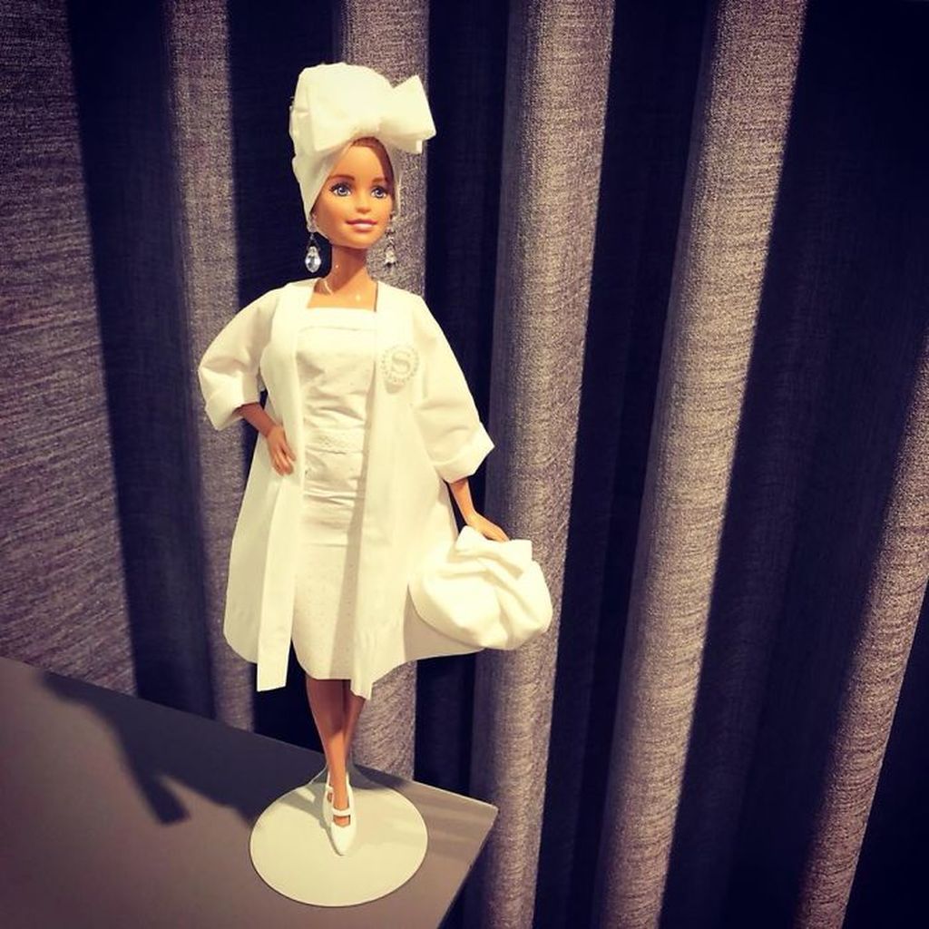 Ντύνει τις κούκλες Barbie με τα πιο όμορφα φουστάνια που έχετε δει και όλα είναι φτιαγμένα από χαρτί