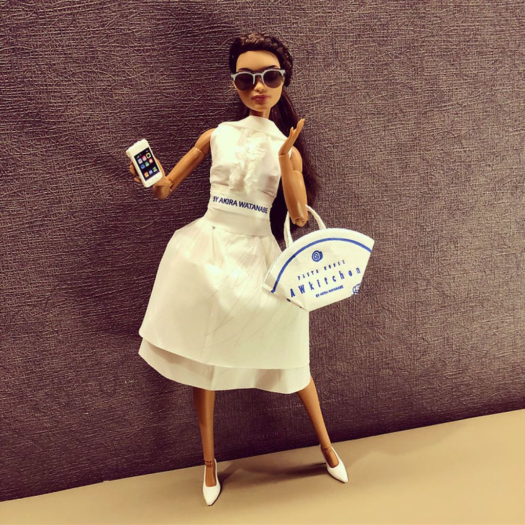 Ντύνει τις κούκλες Barbie με τα πιο όμορφα φουστάνια που έχετε δει και όλα είναι φτιαγμένα από χαρτί