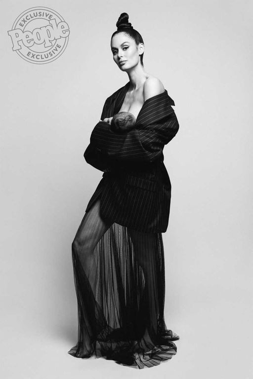 Για πρώτη φορά: Το διάσημο μοντέλο φωτογραφίζεται και δημοσιεύει φώτο πριν και μετά τον τοκετό