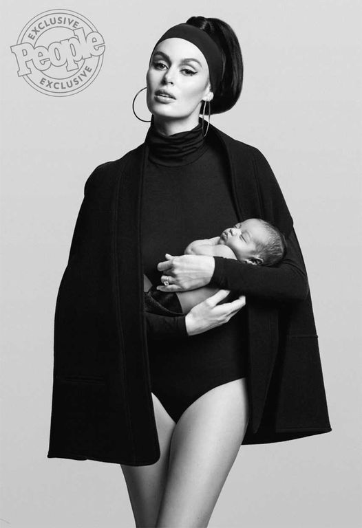 Για πρώτη φορά: Το διάσημο μοντέλο φωτογραφίζεται και δημοσιεύει φώτο πριν και μετά τον τοκετό