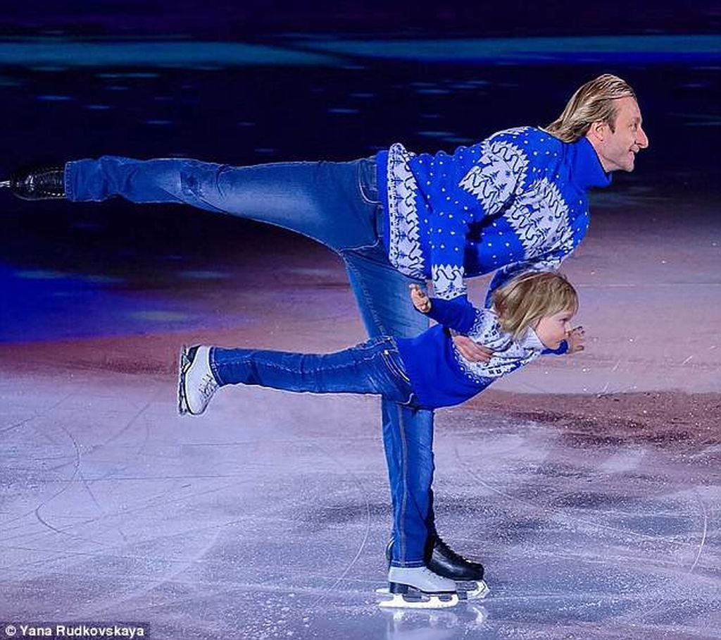 Σοκάρει η σύζυγος Ολυμπιονίκη: «Χτυπάω το γιο μου με ζώνη και τον κλείνω σε σκοτεινό δωμάτιο»