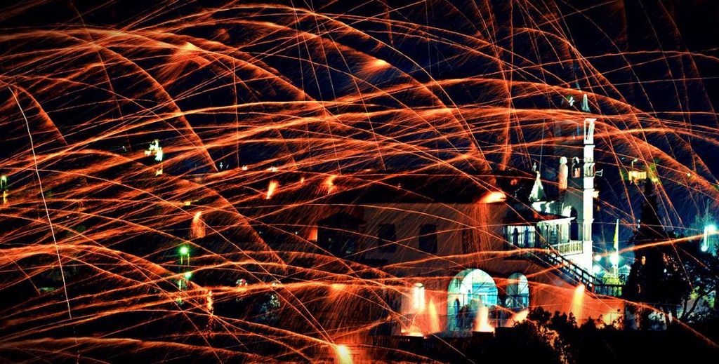 Κι, όμως, και τα αμέτρητα πυροτεχνήματα που ρίχνουν το βράδυ του. Μ. Σαββάτου έχουν τον συμβολισμό τους. Είναι κάτι σαν γέφυρα ανάμεσα στο φως της Ανάστασης και στους παλαιούς πυροβολισμούς.