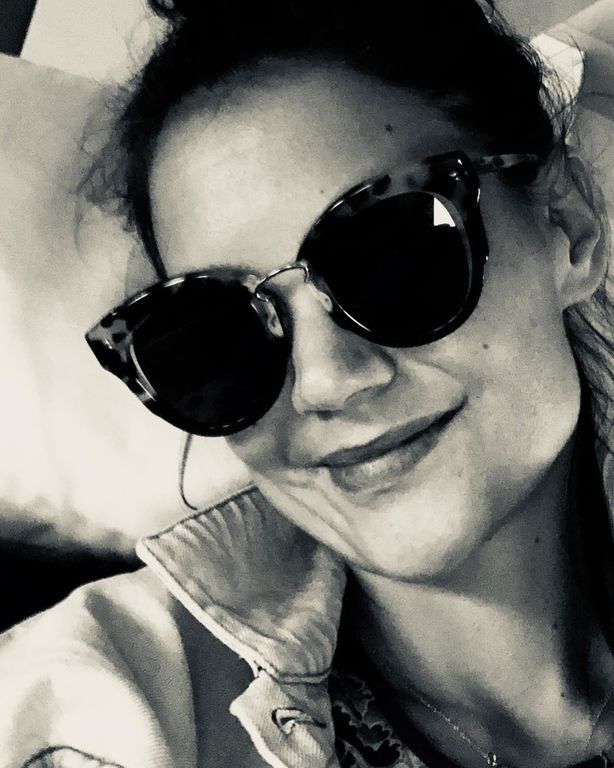 Πόσο ακομπλεξάριστη: Η Katie Holmes κυκλοφορεί χωρίς ίχνος μακιγιάζ (pics)