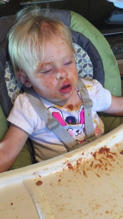 Δεκαπέντε αστείες φωτογραφίες αποδεικνύουν ότι τα παιδιά κοιμούνται όπου βρουν