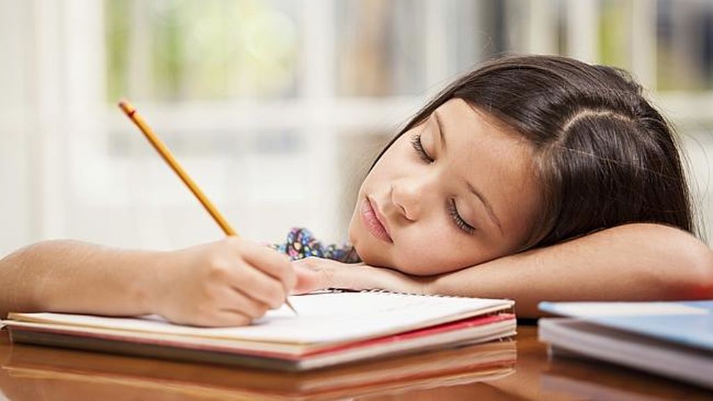 Δεκαπέντε αστείες φωτογραφίες αποδεικνύουν ότι τα παιδιά κοιμούνται όπου βρουν