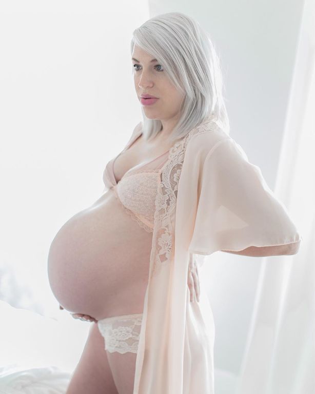 Μαμάδες φωτογραφίζονται με εσώρουχα και δείχνουν την ομορφιά της εγκυμοσύνης