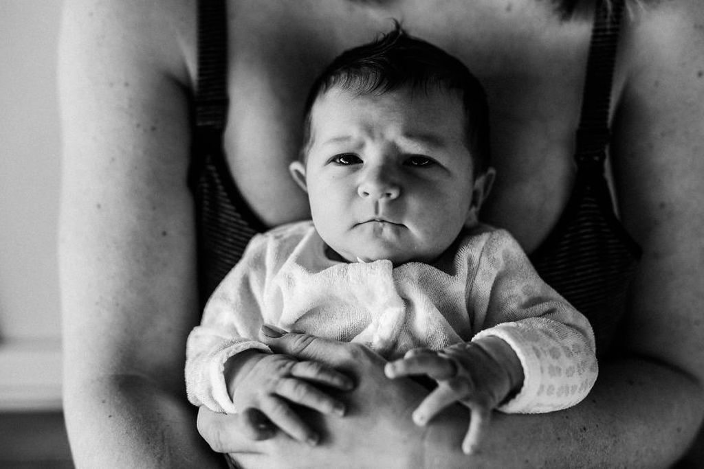 Ο απίστευτος δεσμός μαμάς και παιδιού τις πρώτες μέρες στο σπίτι μέσα από φωτογραφίες