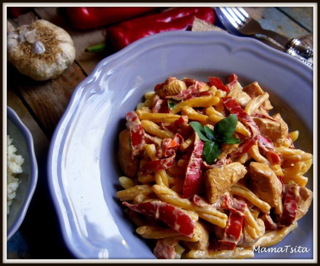 Ζυμαρικά με κοτόπουλο, πιπεριές Φλωρίνης και σάλτσα γιαούρτι