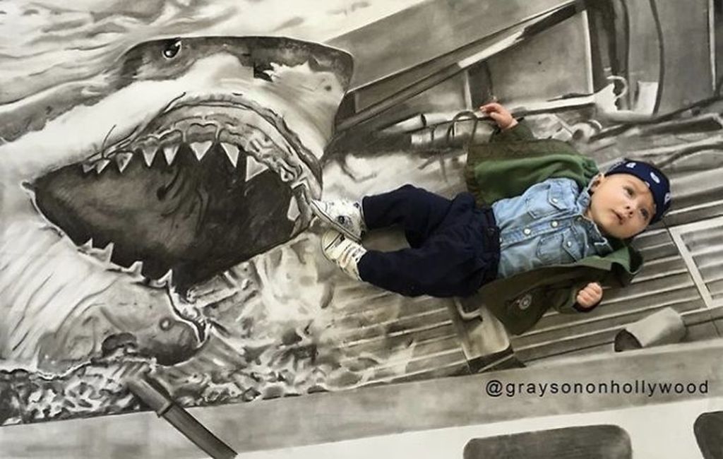 Ζωγραφίζει σκηνές κινηματογραφικών ταινιών με πρωταγωνιστή το γιο της (pics) 