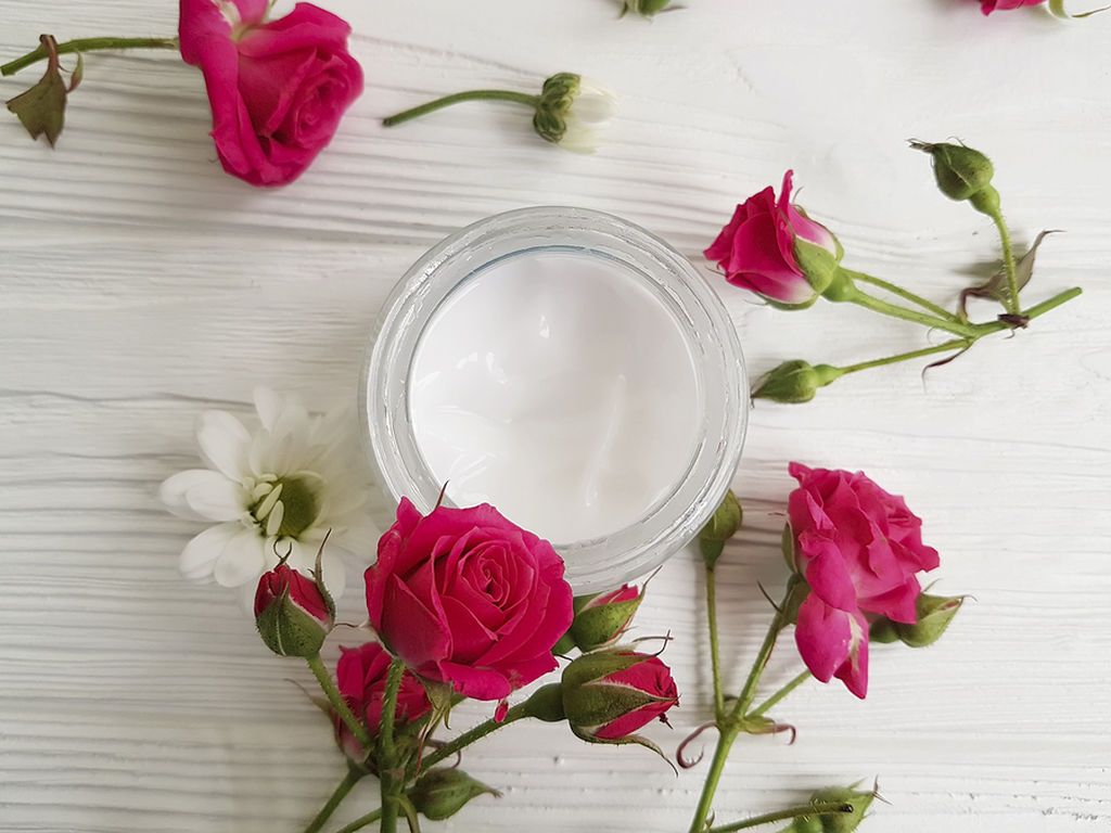 2. Ροδοπέταλα / Θα χρειαστείτε: 1 κούπα ροδοπέταλα, ροδόνερο και χυμό από αλόη. Πώς θα τη φτιάξετε: Βράστε σε ένα κατσαρολάκι τα ροδοπέταλα με μερικές σταγόνες ροδόνερο. Σουρώστε μόλις είναι έτοιμο. Προσθέστε 2 κ.τ.σ χυμό από αλόη, αφήστε το μείγμα σας να