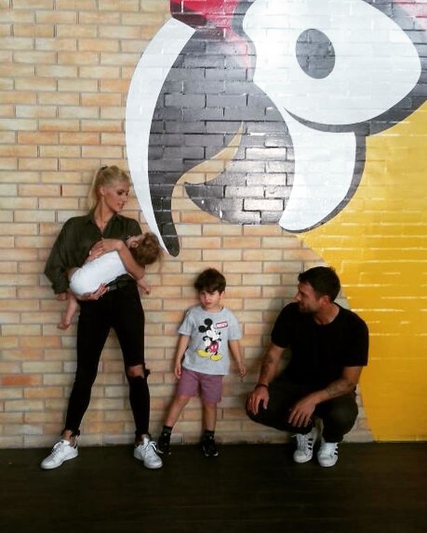 Όλγα Πηλιάκη: Γυμνή στην μπανιέρα με την κόρη της (pic)