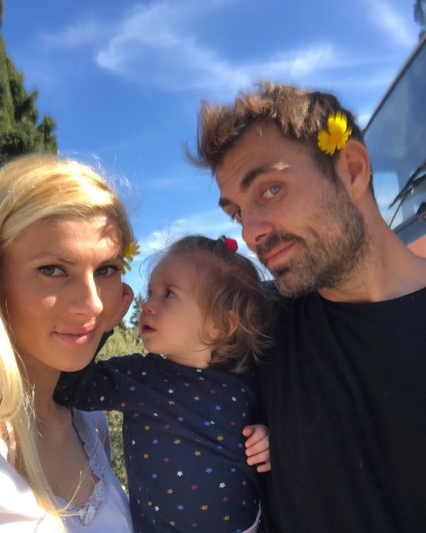 Όλγα Πηλιάκη: Γυμνή στην μπανιέρα με την κόρη της (pic)