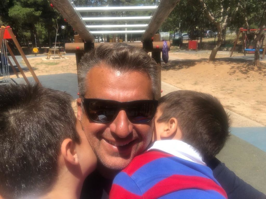 Αυτή είναι σίγουρα η πιο τρυφερή φωτογραφία που έχει δημοσιεύσει ο Γιώργος Λιάγκας με τους γιους του