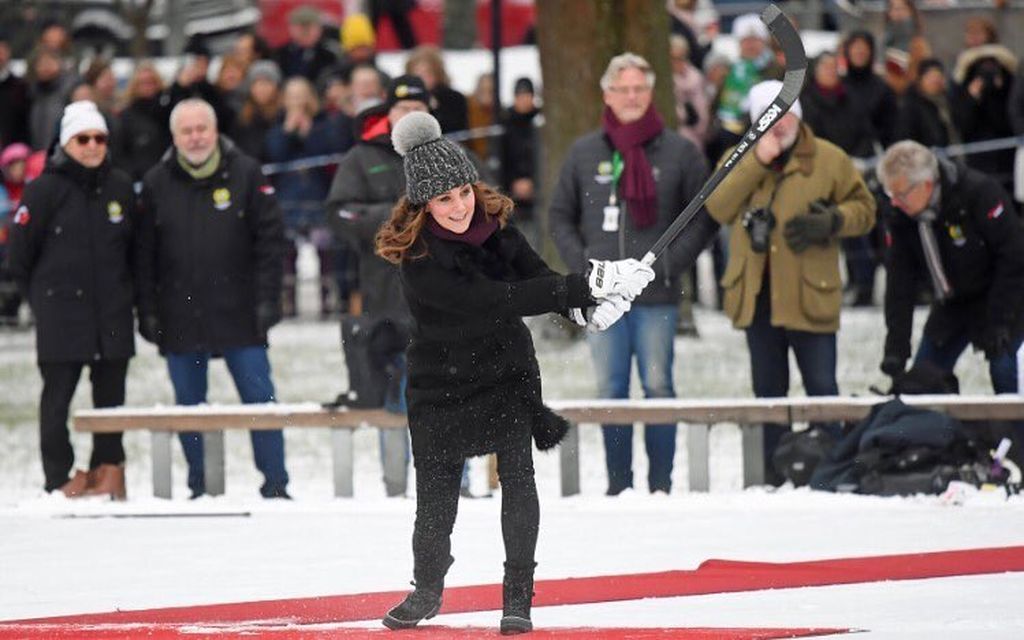 30 Ιανουαρίου 2018: O Δούκας και η Δούκισσα του Cambridge επισκέφθηκαν τη Σουηδία, όπου συνάντησαν βασιλείς και διάσημους Σκανδιναβούς. Την ίδια ημέρα η Kate έδειξε σε όλους ότι έχει ταλέντο ακόμη και στο χόκεϊ.