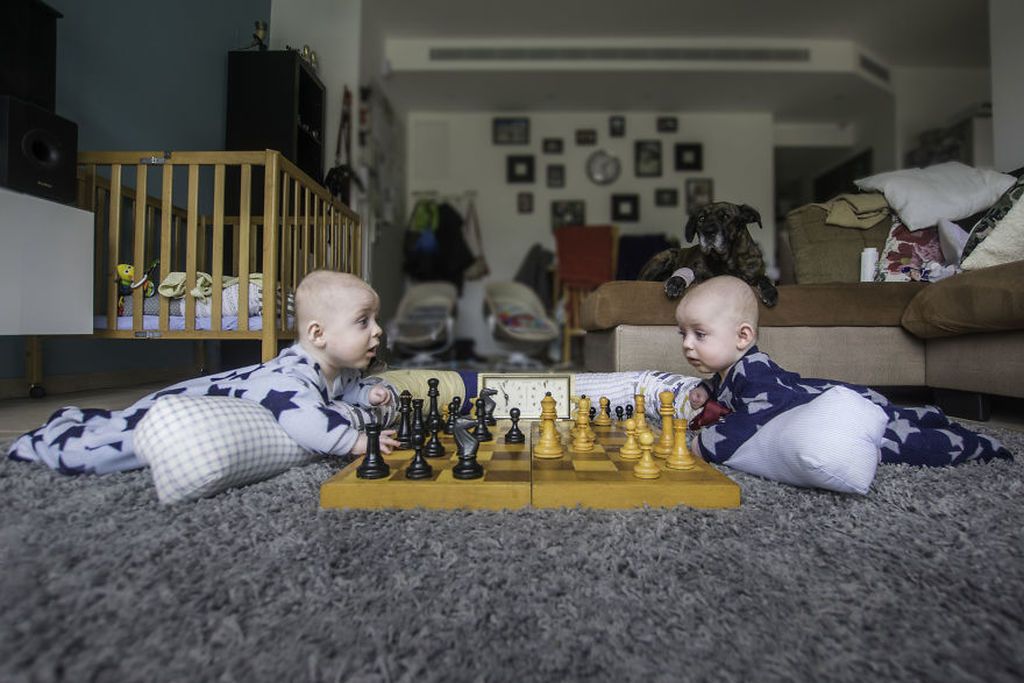 Φωτογραφίζει τους δίδυμους γιους του στις πιο απίστευτες πόζες που έχετε δει (pics)