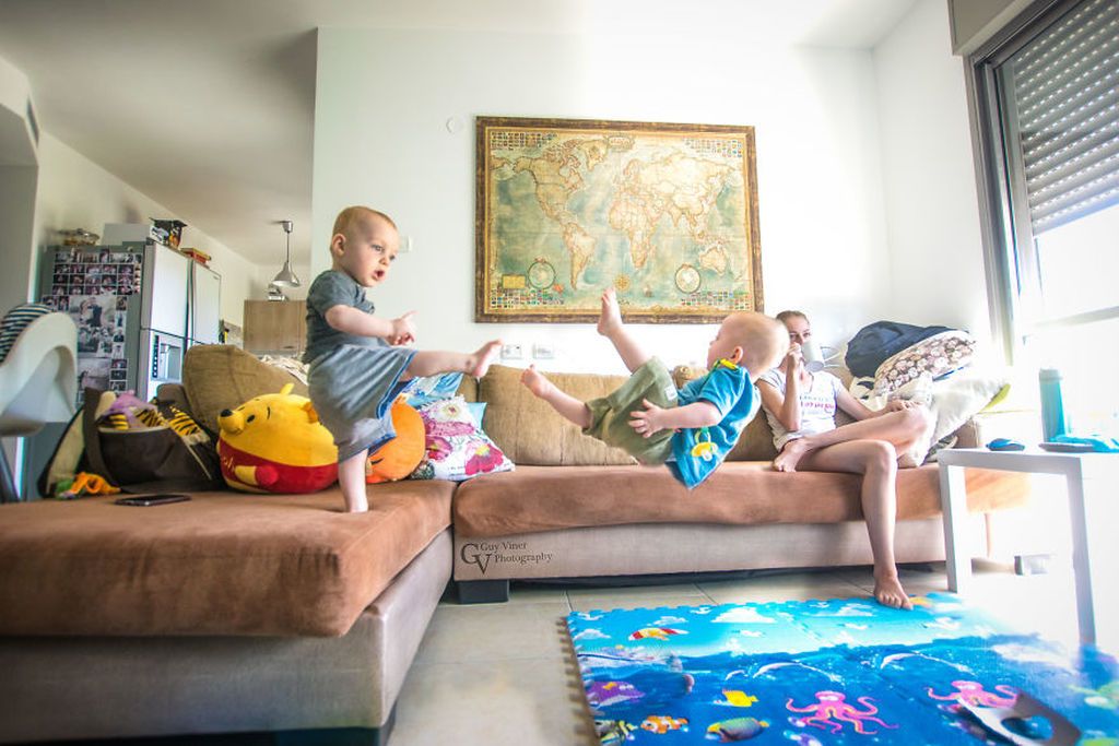 Φωτογραφίζει τους δίδυμους γιους του στις πιο απίστευτες πόζες που έχετε δει (pics)