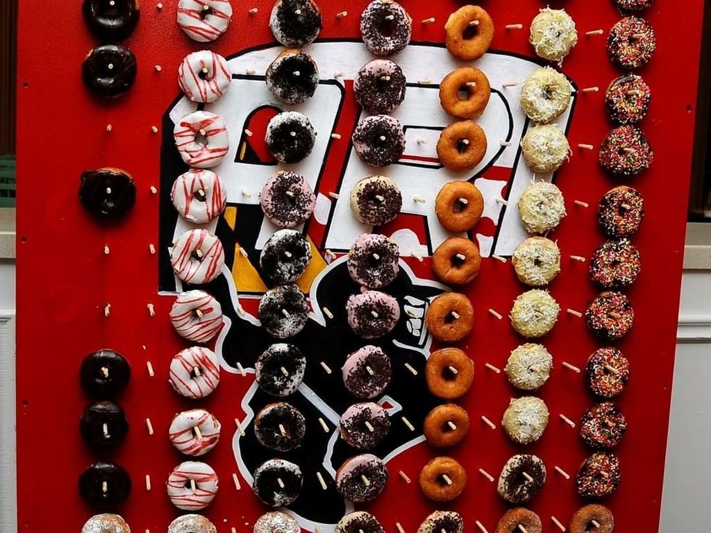 Donutwal: Ο τοίχος που κάνει θραύση στη διακόσμηση σε γάμους & βαπτίσεις (pics)