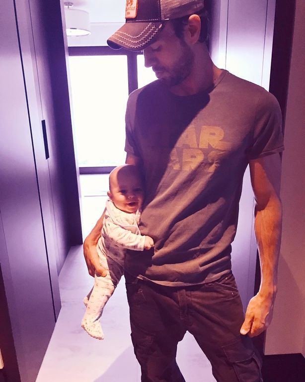 Δημοσίευσε για πρώτη φορά φώτο με φουσκωμένη κοιλιά 4 μήνες μετά τη γέννηση των διδύμων της (pic)