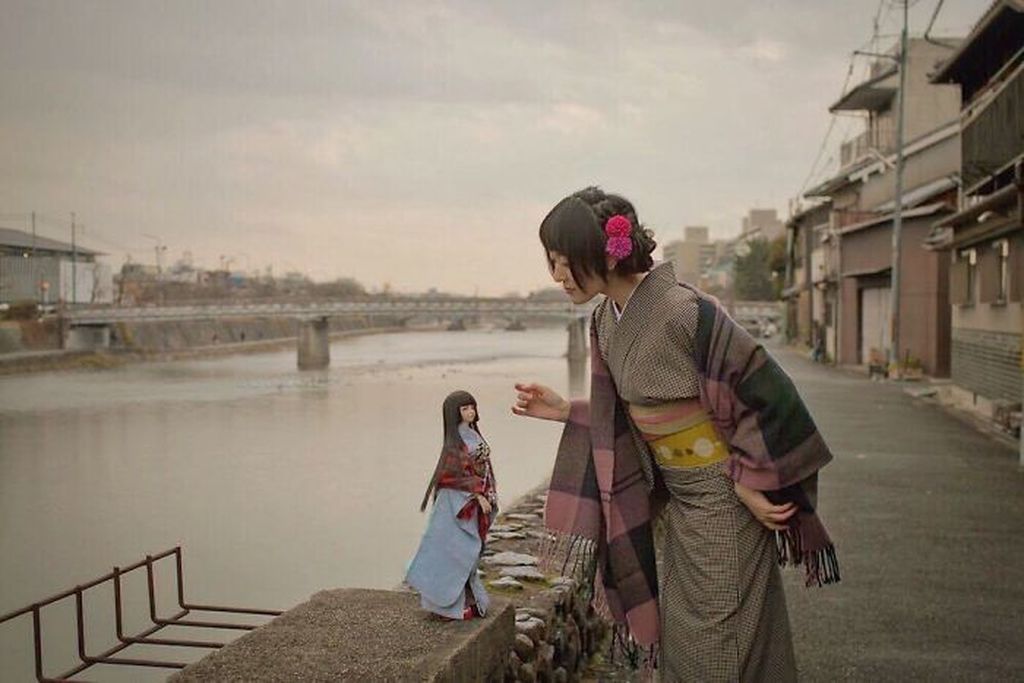 Φωτογραφίζεται με μια κούκλα που της μοιάζει πολύ και το αποτέλεσμα είναι μοναδικό (pics)