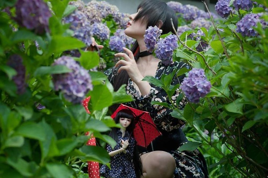 Φωτογραφίζεται με μια κούκλα που της μοιάζει πολύ και το αποτέλεσμα είναι μοναδικό (pics)