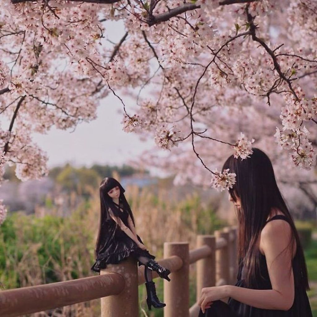 Φωτογραφίζεται με μια κούκλα που της μοιάζει πολύ και το αποτέλεσμα είναι μοναδικό (pics)