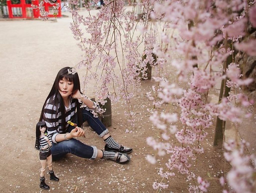 Φωτογραφίζεται με μια κούκλα που της μοιάζει πολύ και το αποτέλεσμα είναι μοναδικό (pics)