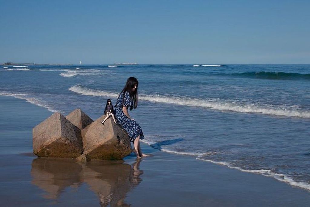 Φωτογραφίζεται με μια κούκλα που της μοιάζει πολύ και το αποτέλεσμα είναι μοναδικό (pics)