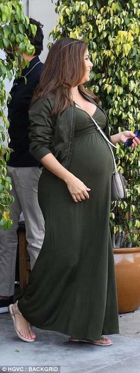 Δείτε τι κάνει με το σύζυγό της, λίγο πριν μπει στο μαιευτήριο για να γεννήσει (pics)