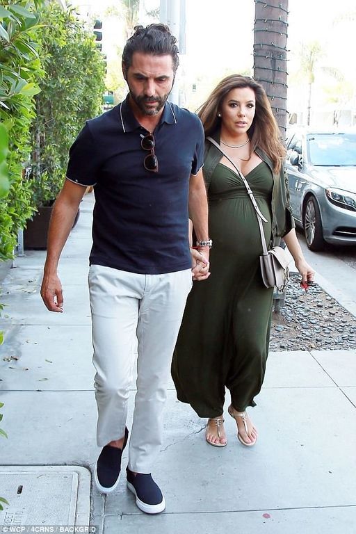 Δείτε τι κάνει με το σύζυγό της, λίγο πριν μπει στο μαιευτήριο για να γεννήσει (pics)