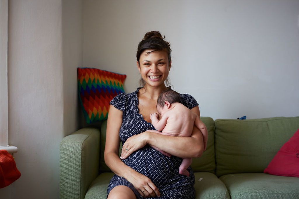 Μοναδικά πορτραίτα μαμάδων αγκαλιά με τα νεογέννητα μωρά τους (pics)