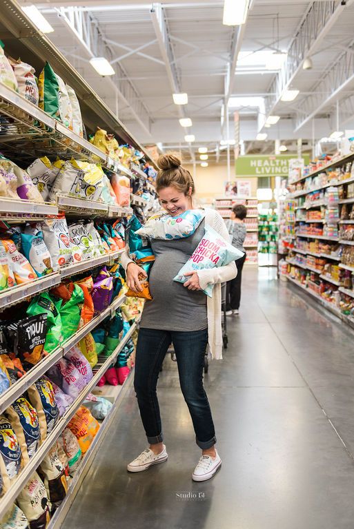 Η μέλλουσα μαμά γιορτάζει την εγκυμοσύνη της με μια.. παράδοξη φωτογράφιση(pics)