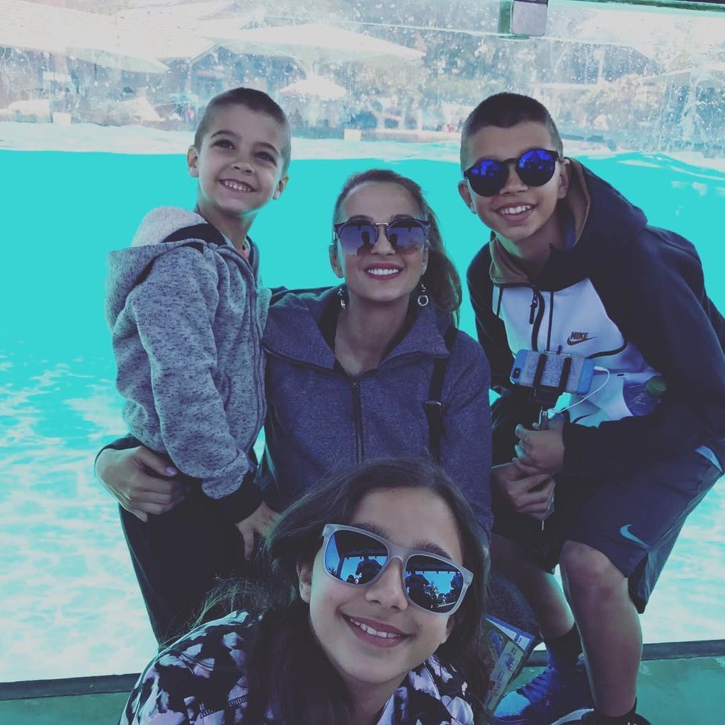 Η Αλέκα Καμηλά έστειλε τις ευχές της, έχοντας δίπλα της τα τρία της παιδιά