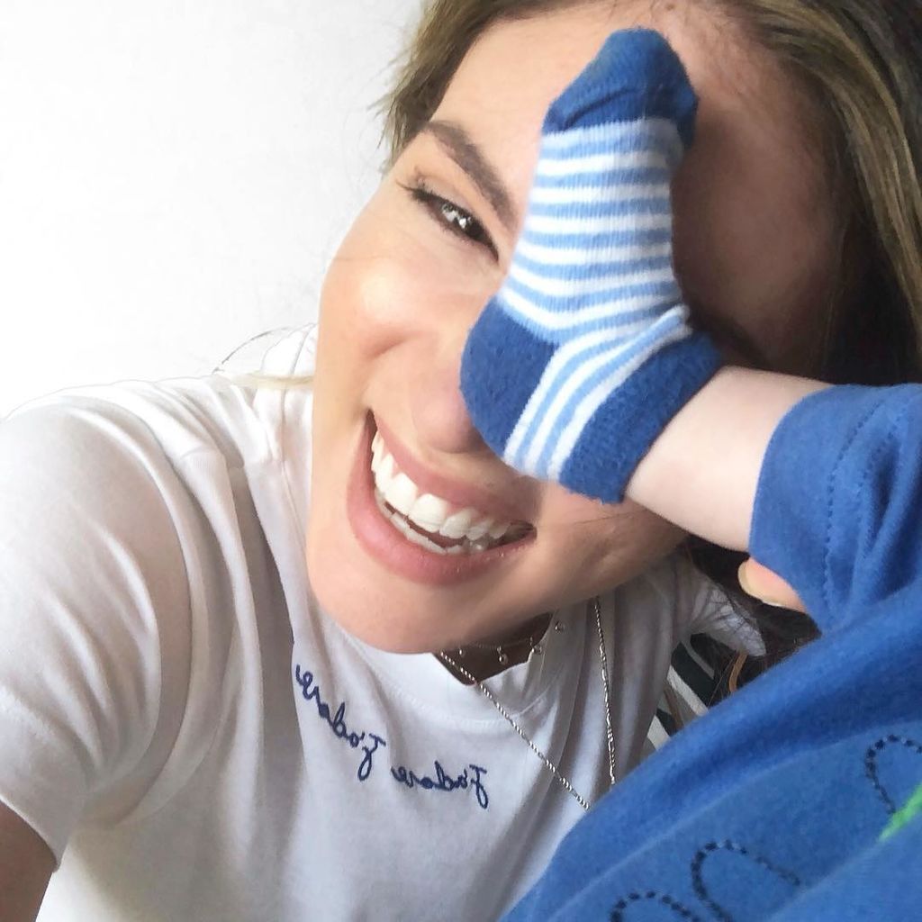 Και ναι η Αθηνά Οικονομάκου έδειξε πατουσάκι μωρού, ενώ δεν κρύβει τη χαρά της, που φέτος γιορτάζει για πρώτη φορά