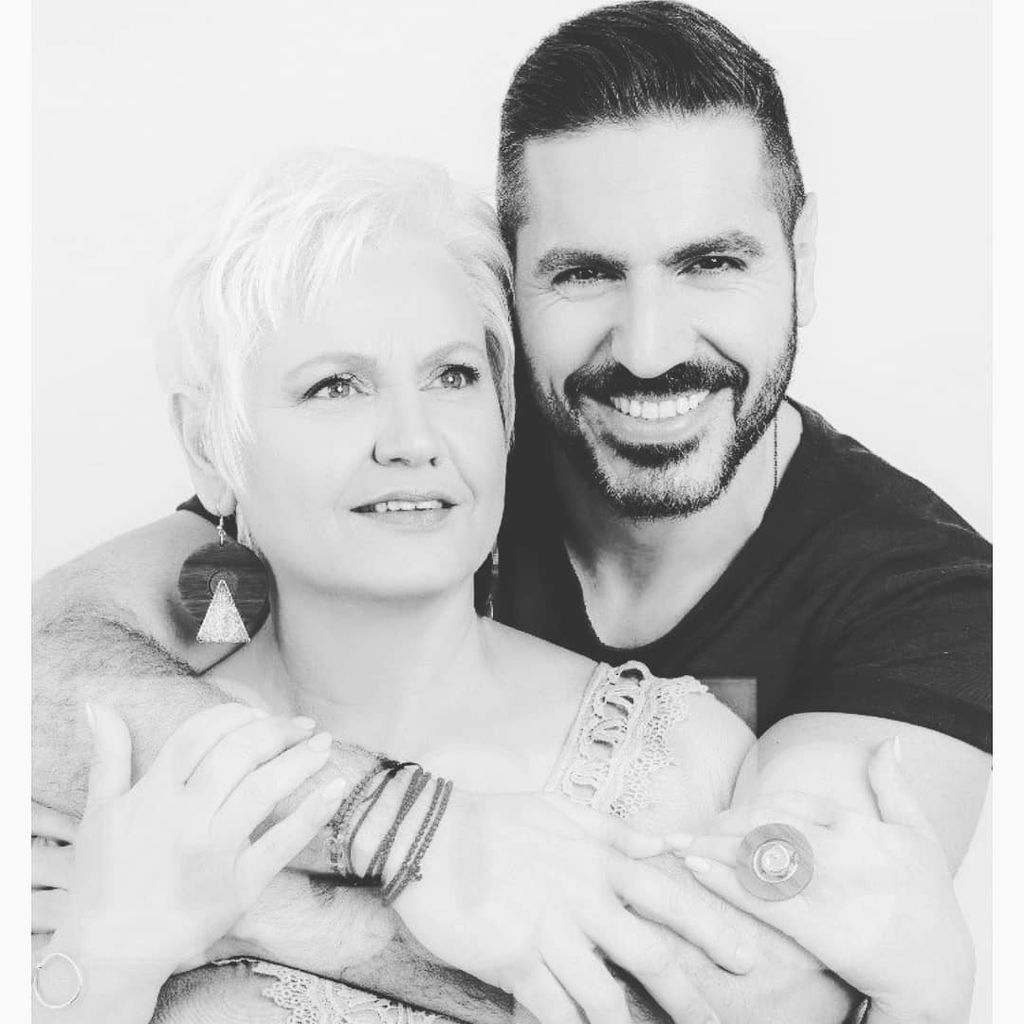 Ο Δημήτρης Μηλιόγλου αγκαλιά με τη μητέρα του