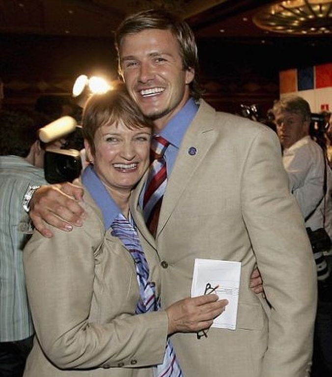 Ο David Beckham αγκαλιά με τη μητέρα του Sandra