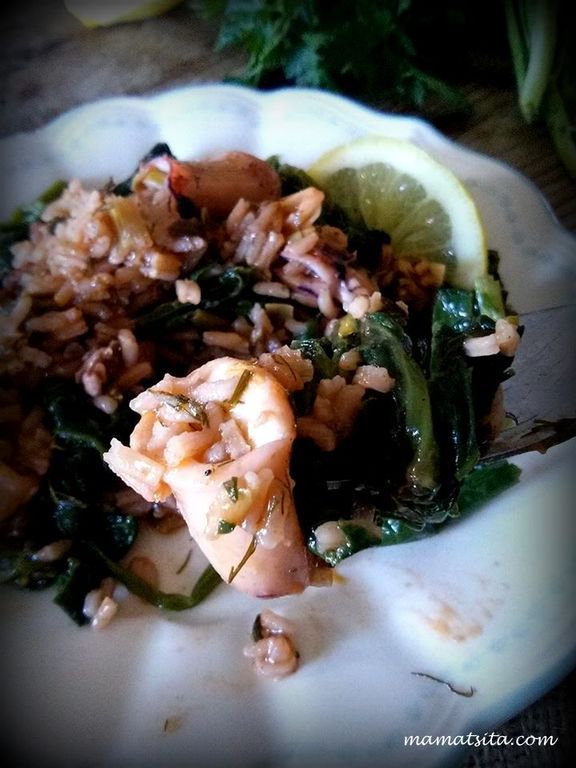 Συνταγή για πεντανόστιμα καλαμαράκια με ρύζι και σπανάκι